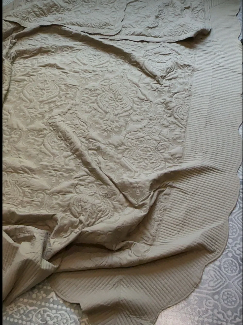 Oversized King Neutral Beige Sage Quilted Bedspread Scalloped Edges 115” x 120”